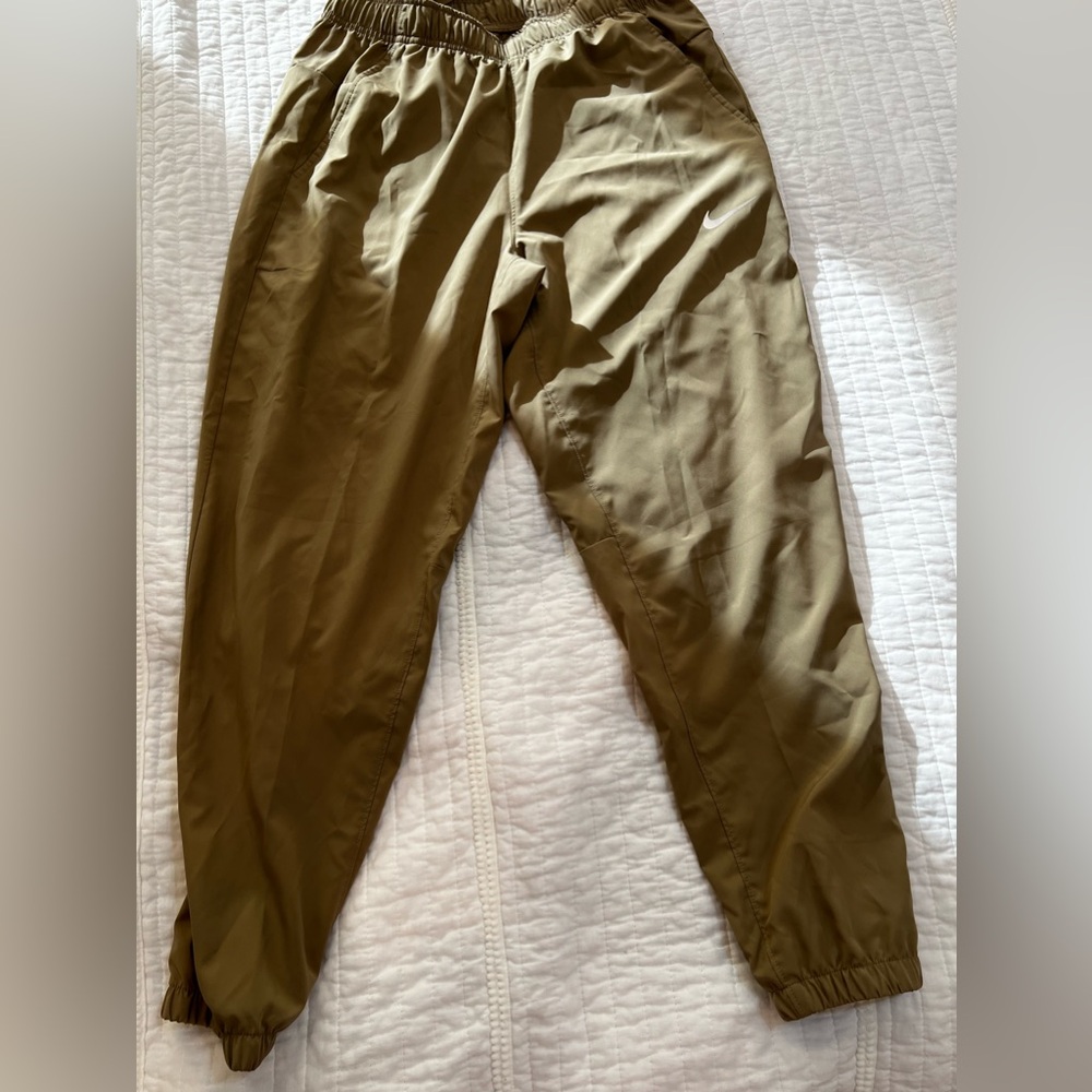 NWT men’s Nike training pant.